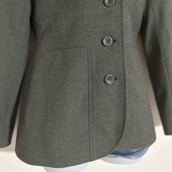𝅺THE Limited Women’s Gray Blazer! 
Size Small! - Picture 3 of 5